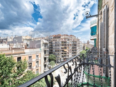 Piso en venta en L'Antiga Esquerra de l'Eixample de 3 habitaciones con balcón y aire acondicionado