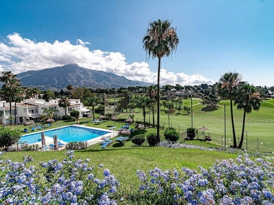 Piso en venta en Nueva Andalucía centro de 3 habitaciones con terraza y piscina