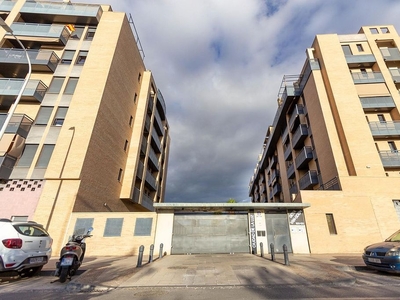 Piso en venta en Polígono Cartuja – La Paz de 3 habitaciones con terraza y garaje