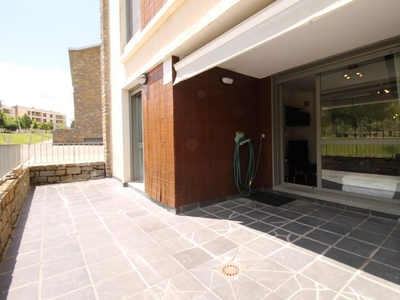 Piso en venta en Sabiñánigo de 3 habitaciones con terraza y piscina