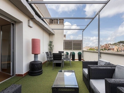 Venta de ático en Vila de Gràcia de 2 habitaciones con terraza y aire acondicionado