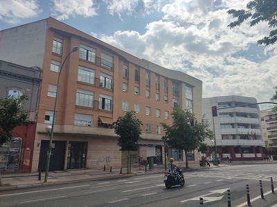 Venta de piso en calle Muñoz León de 5 habitaciones con aire acondicionado y ascensor