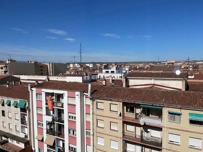 Venta de piso en Centro - Logroño de 3 habitaciones con terraza y calefacción