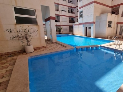 Venta de piso en Centro - Torrevieja de 2 habitaciones con terraza y piscina