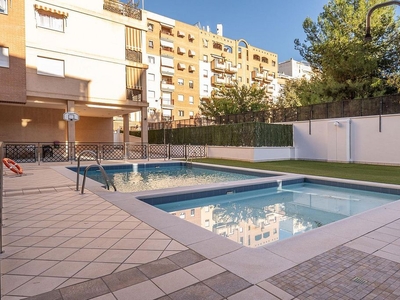 Venta de piso en Cervantes de 2 habitaciones con terraza y piscina