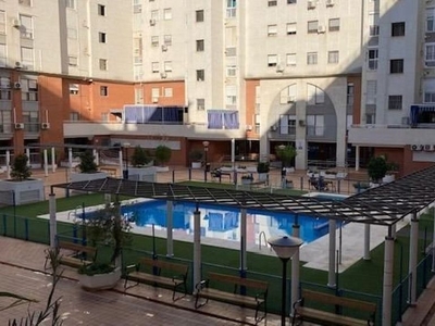 Venta de piso en Colores - Entreparques de 4 habitaciones con terraza y piscina