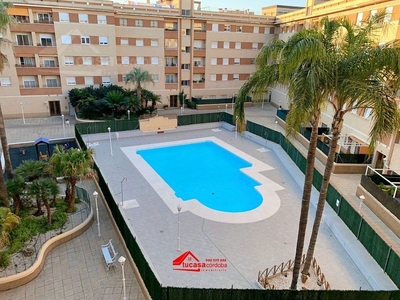 Venta de piso en Huerta de la Reina - Trassierra de 3 habitaciones con terraza y piscina