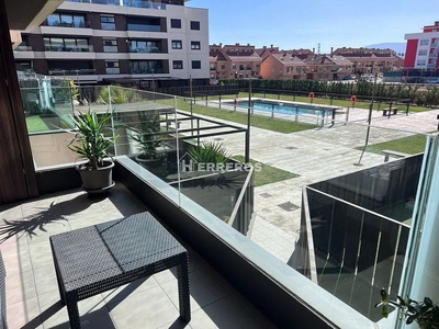 Venta de piso en Lardero de 3 habitaciones con terraza y piscina