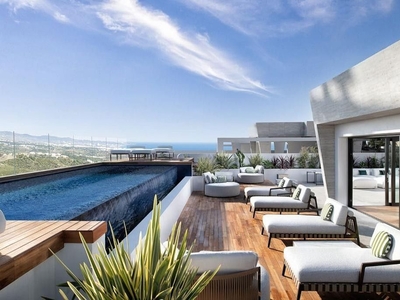 Venta de piso en Lomas de Marbella Club - Puente Romano de 4 habitaciones con terraza y piscina