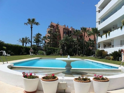 Venta de piso en Puerto Banús de 3 habitaciones con terraza y piscina