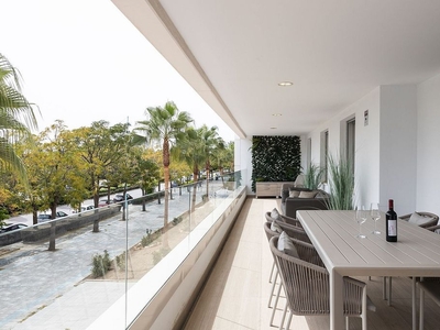 Venta de piso en San Pedro de Alcántara pueblo de 3 habitaciones con terraza y piscina