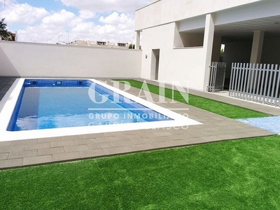 Venta de piso en Santa Cruz - Industria - Polígono Campollano de 3 habitaciones con terraza y piscina