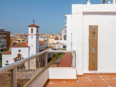 Alquiler ático con 6 habitaciones con ascensor y aire acondicionado en Fuengirola