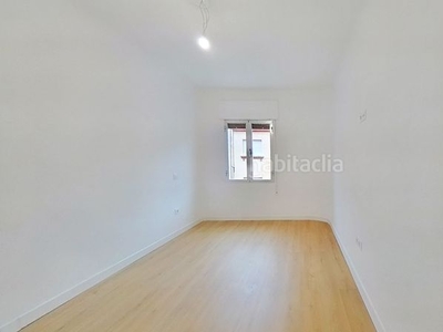 Alquiler piso con 2 habitaciones en Pradolongo Madrid