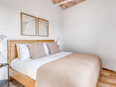 Alquiler piso en carrer de taxdirt 23 descubre lo mejor , con este apartamento de un dormitorio en el camp d'en grassot i gràcia nova con vistas a la ciudad desde . es muy fácil llegar y empezar a vivir en este a la moda apartamento amueblado de blueground con su cocina totalmente en Barcelona