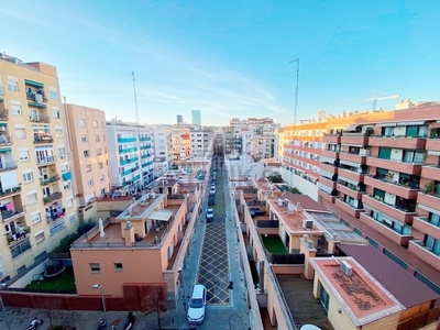 Alquiler piso luminoso piso amueblado con parking a pocos minutos de la playa en Poblenou en Barcelona