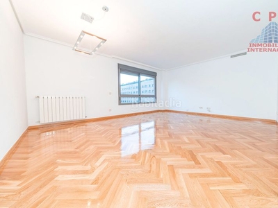 Alquiler piso magnífico y luminoso piso sin amueblar, de 130 m2 y 3 dormitorios; situado en urbanización cerrada. en Madrid