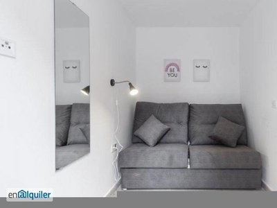 Apartamento estudio compacto con terraza en alquiler en Usera