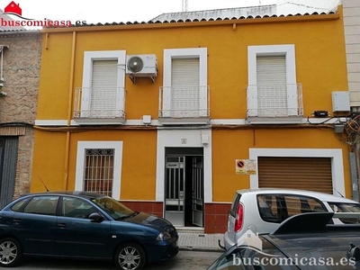 Сasa con terreno en venta en la Calle Calderón' Linares