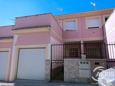 Chalet independiente con terreno en venta en la Calle Ancha' El Carpio de Tajo