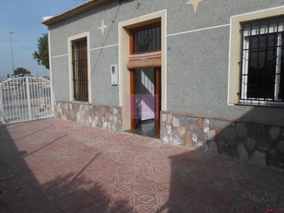 Chalet independiente con terreno en venta en la Calle Benijófar' Los Palacios