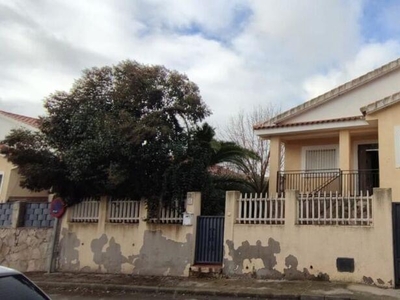 Chalet independiente con terreno en venta en la Calle de Osuna' Lominchar