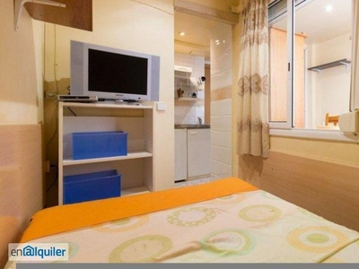 Estudio con cama individual grande y AC en alquiler en Collblanc