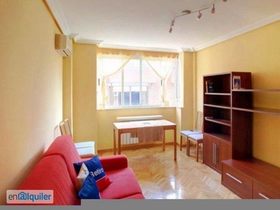 Ligero y moderno apartamento de 1 dormitorio con aire acondicionado para alquilar en relajado Tetuán