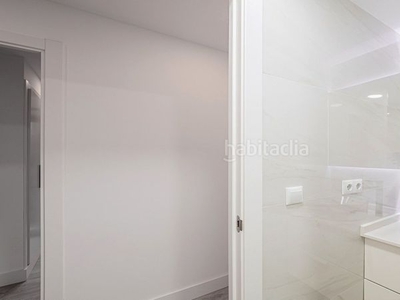 Piso con 3 habitaciones con ascensor, parking y aire acondicionado en Sevilla