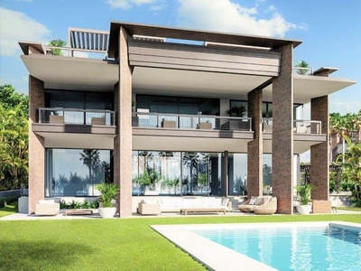Villa con terreno en venta en la Atalaya Rio Verde' Marbella
