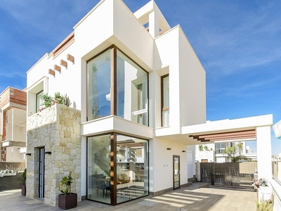 Villa con terreno en venta en la Avenida Riegos de Levante' Los Montesinos