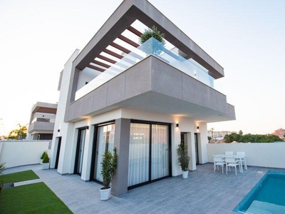 Villa con terreno en venta en la Calle Algarrobo' Los Montesinos