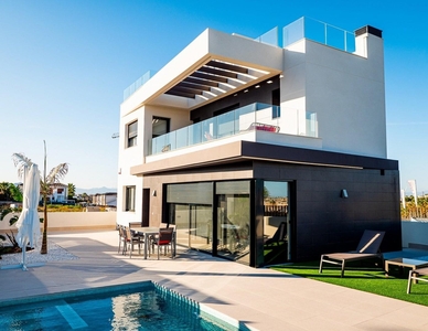 Villa con terreno en venta en la Calle Alicante' Algorfa
