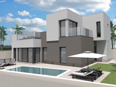 Villa con terreno en venta en la Calle Ibiza' Torrevieja