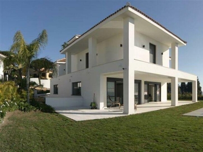 Villa con terreno en venta en la Calle los Olivos' Marbella
