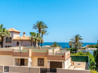 Villa con terreno en venta en la Calle Mar del Norte' Torrevieja