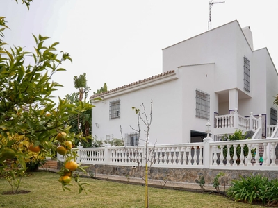 Villa con terreno en venta en la Calle Valdepeñas' Alhaurín de la Torre