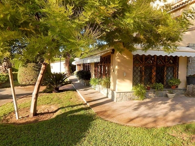 Villa con terreno en venta en la Carrer Major' La Eliana