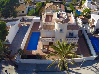 Villa con terreno en venta en la Dehesa de Campoamor' La Zenia