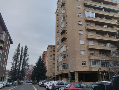 Alquiler de piso en calle Miguel Sebastian Herrador de 4 habitaciones con terraza y muebles