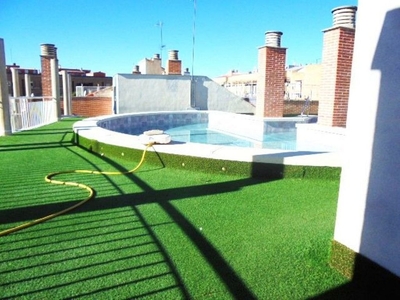 Alquiler de piso en Juan Carlos I de 4 habitaciones con terraza y piscina