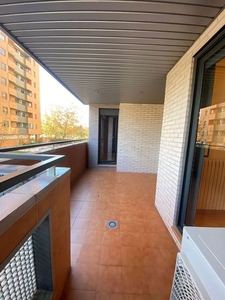 Alquiler de piso en Romareda de 3 habitaciones con terraza y piscina