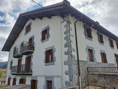 Dúplex en venta en calle Santa Engracia de 2 habitaciones con piscina y balcón