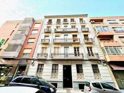 Piso en venta en calle Miguel de Cervantes de 5 habitaciones con terraza y balcón