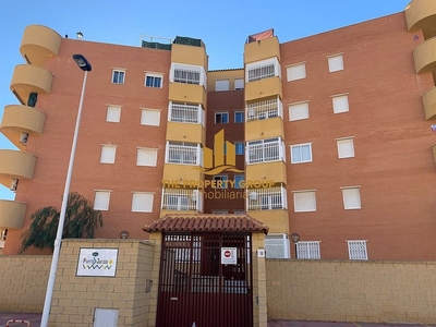 Piso en venta en Puerto de Mazarrón de 2 habitaciones con piscina y garaje