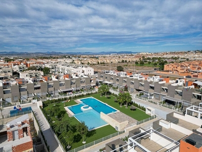 Venta de ático en avenida De Corcega de 2 habitaciones con terraza y piscina