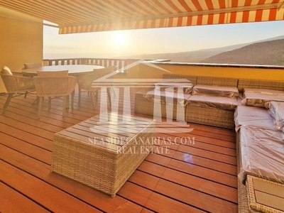 Venta de ático en Costa Adeje de 2 habitaciones con terraza y piscina