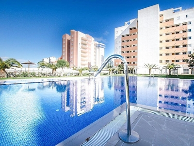 Venta de ático en Puerto Deportivo de 3 habitaciones con terraza y piscina