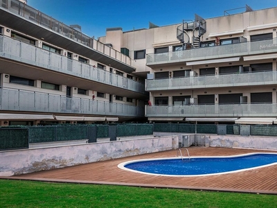 Venta de piso en calle Del Puigmal de 3 habitaciones con terraza y piscina