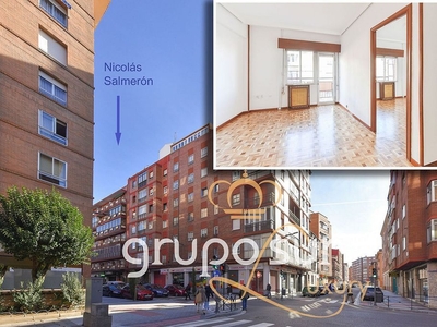 Venta de piso en calle Nicolás Salmerón de 3 habitaciones con terraza y calefacción